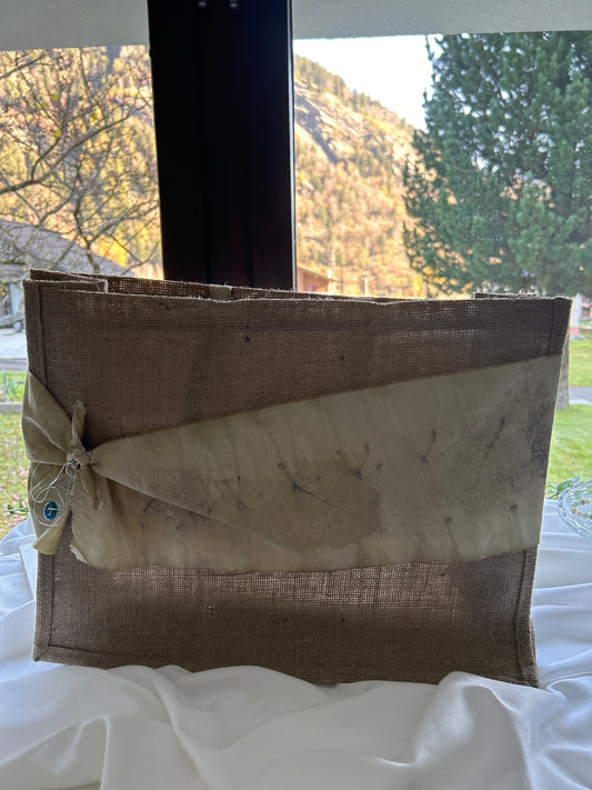 Borsa in juta con foulard e gioielli